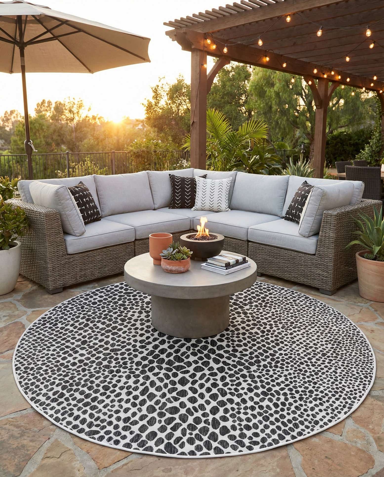 7' 10 x 7' 10 Easy-Clean Jill Zarin Cape Town Indoor / Outdoor Round Rug