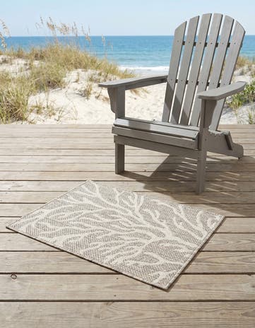 Gray Easy-Clean Coastal Indoor / Outdoor Rug