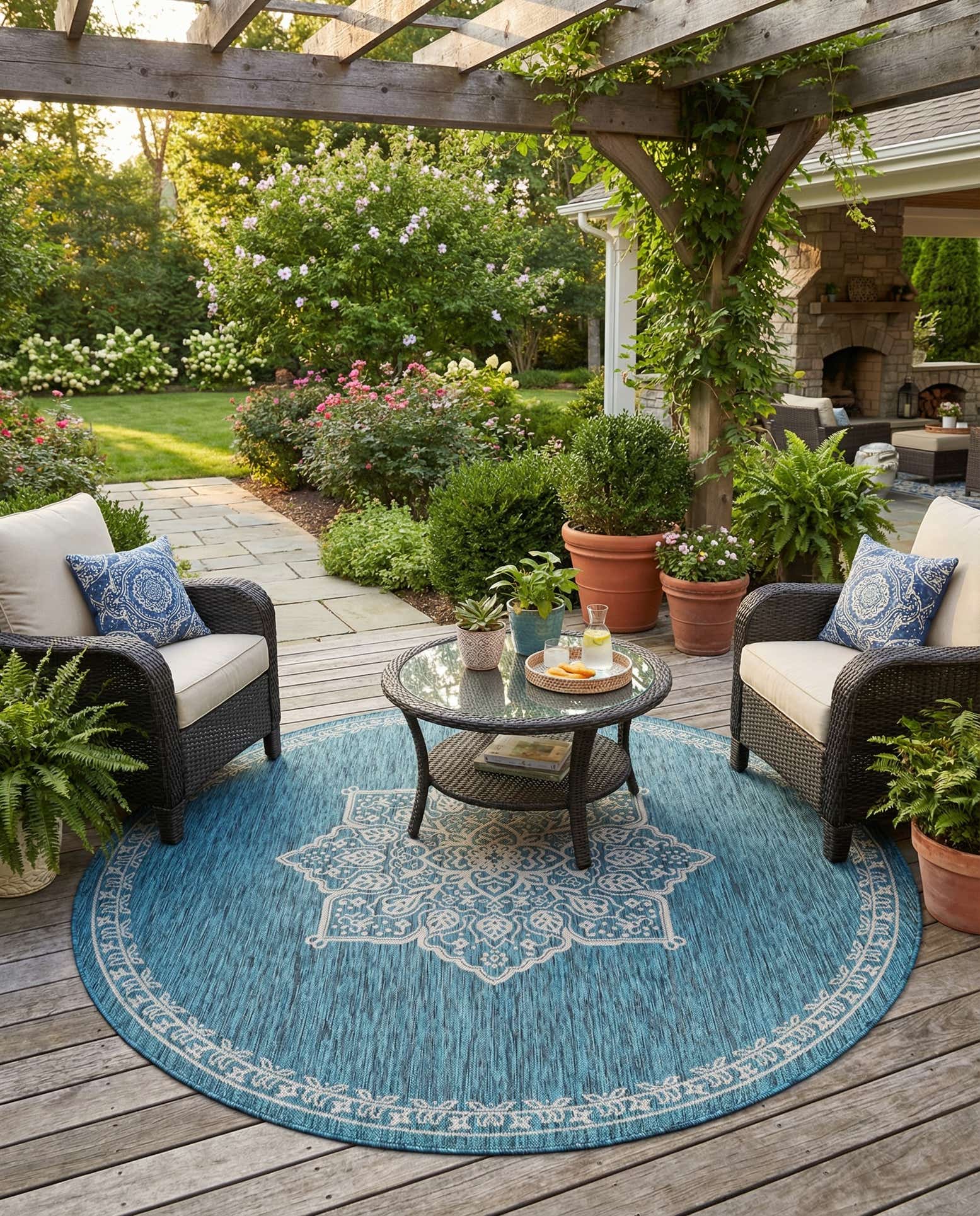 7' 10 x 7' 10 Easy-Clean Traditional Indoor / Outdoor Round Rug