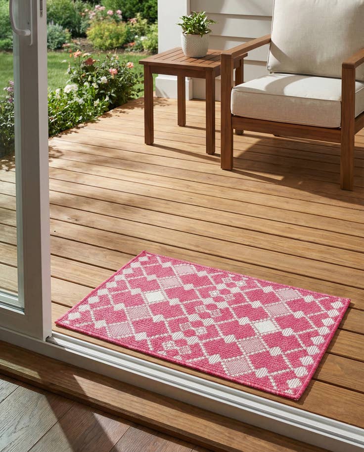 Detail image of 2' x 3' Easy-Clean Lattice Indoor / Outdoor Rug