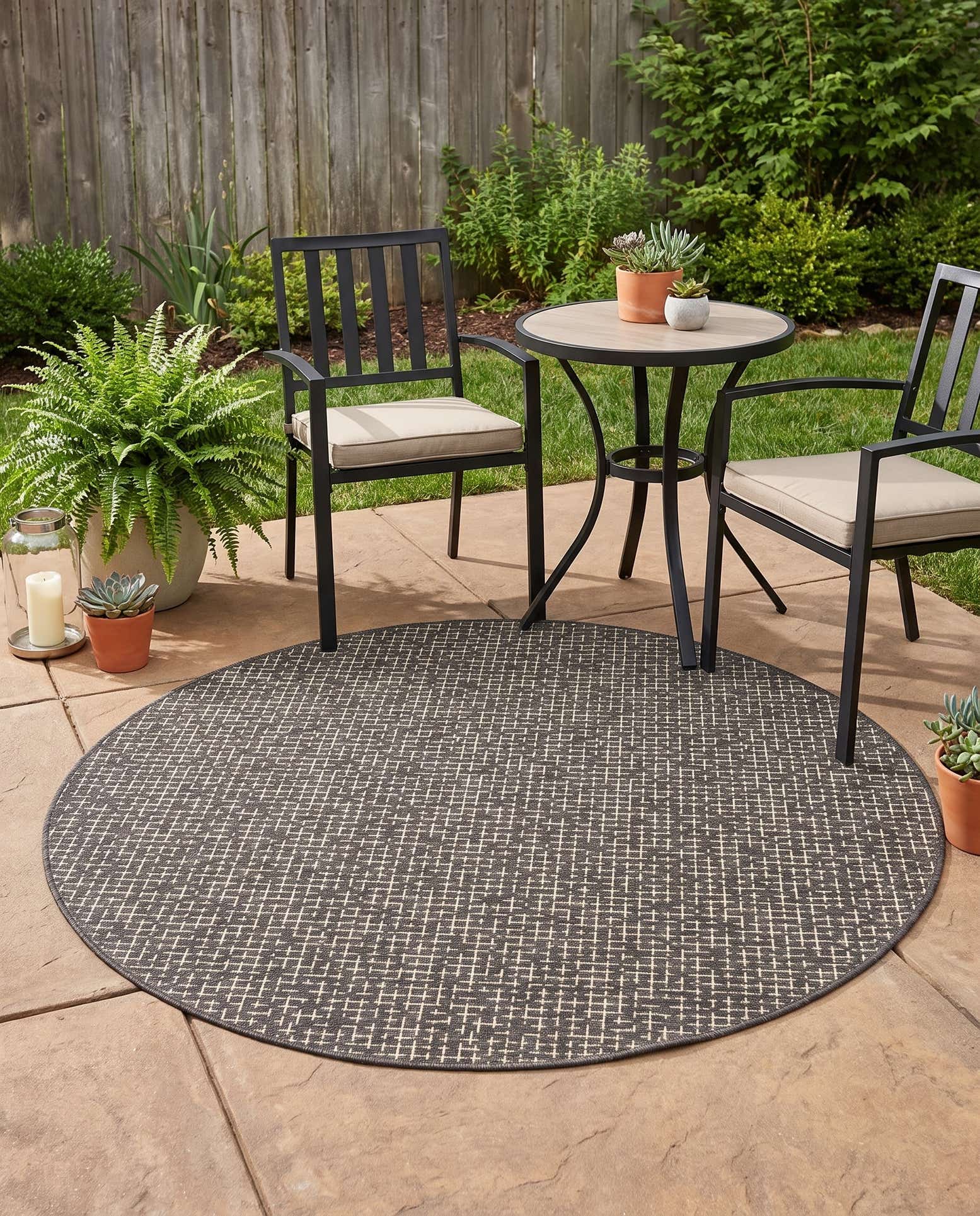 6' x 6' Easy-Clean Checkered Indoor / Outdoor Round Rug