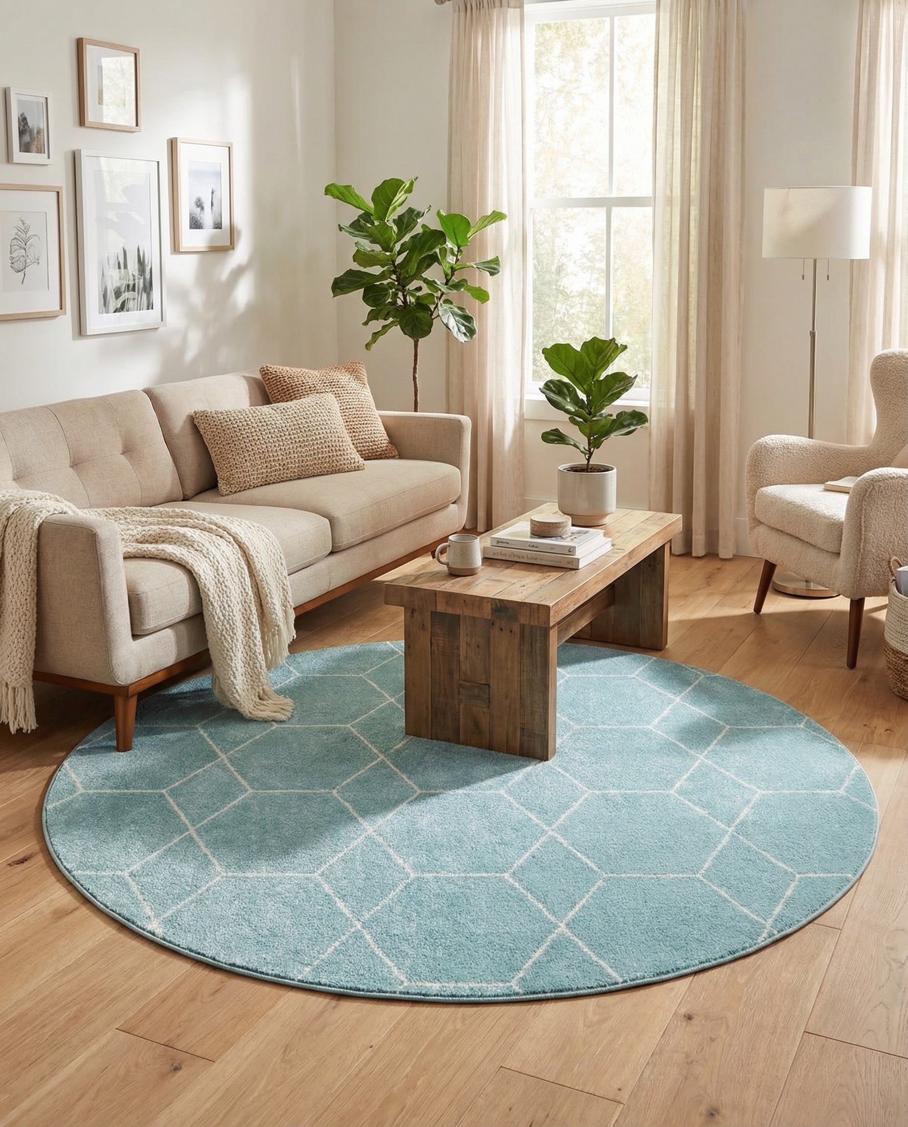 7' 10 x 7' 10 Lattice Frieze Round Rug