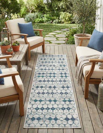 2' x 8' Easy-Clean Lattice Indoor / Outdoor Runner Rug