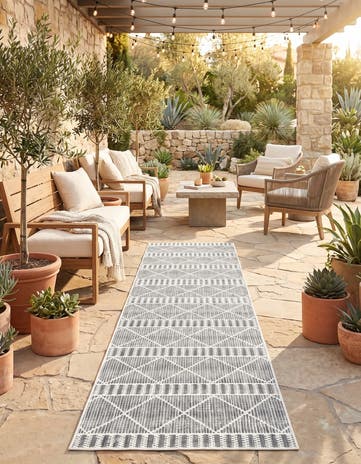 2' 7 x 10' Easy-Clean Lattice Indoor / Outdoor Runner Rug