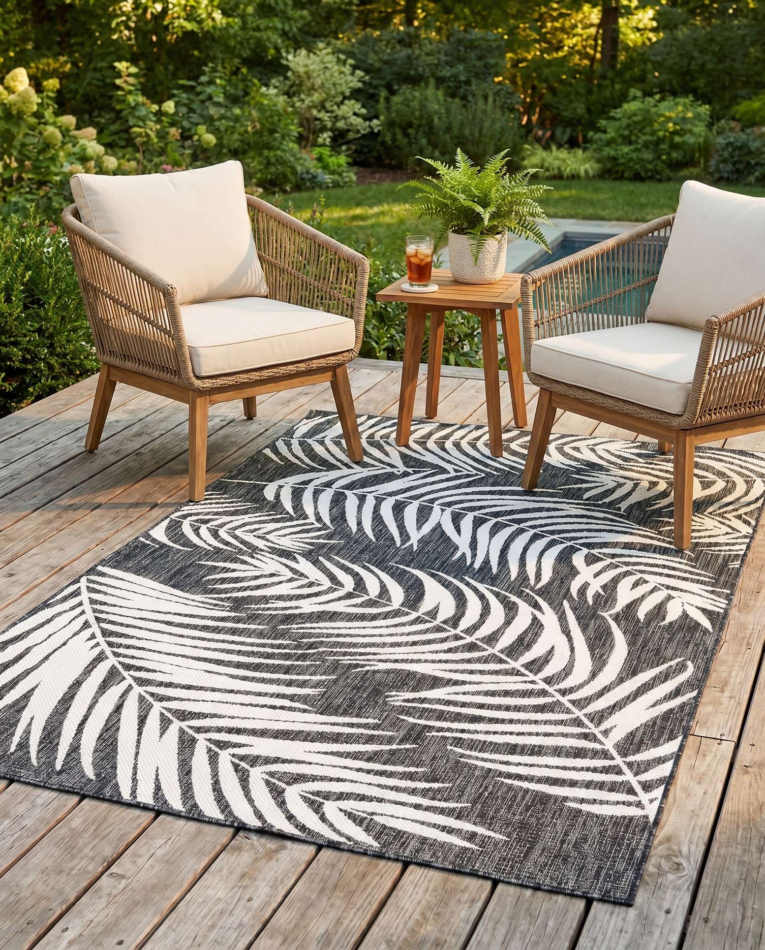 4' x 6' Easy-Clean Botanical Indoor / Outdoor Rug
