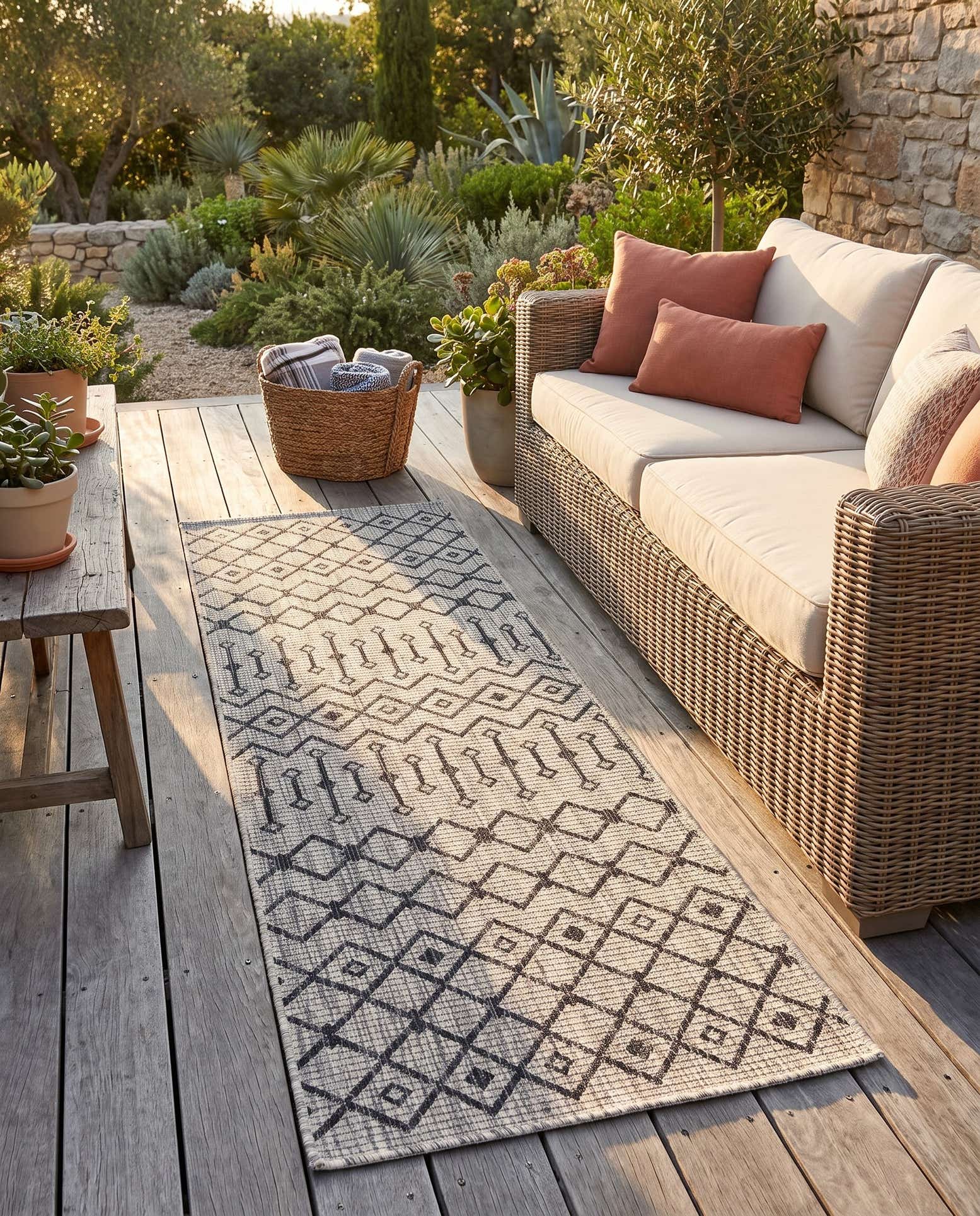2' x 6' Easy-Clean Lattice Indoor / Outdoor Runner Rug