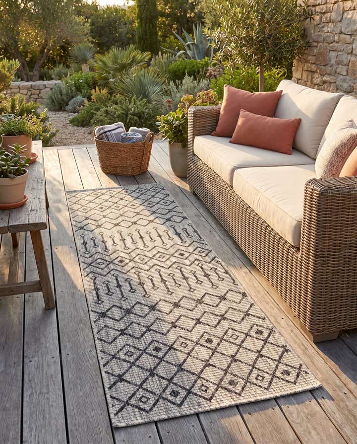 2' x 6' Easy-Clean Lattice Indoor / Outdoor Runner Rug
