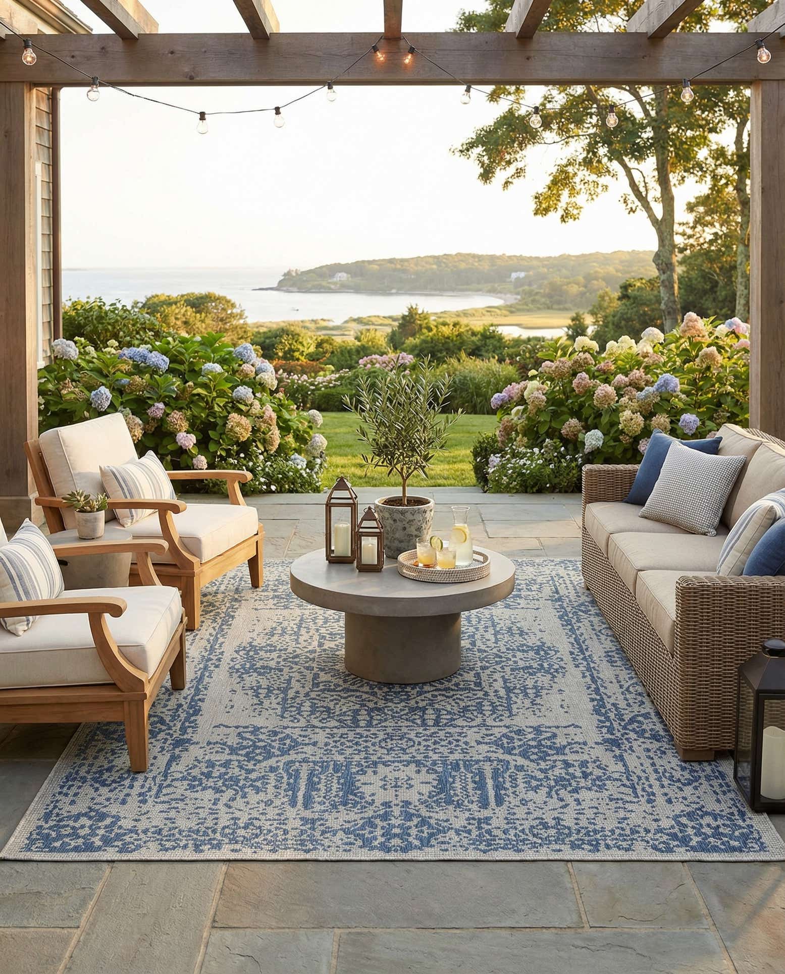 7' 10 x 10' Easy-Clean Traditional Indoor / Outdoor Rug
