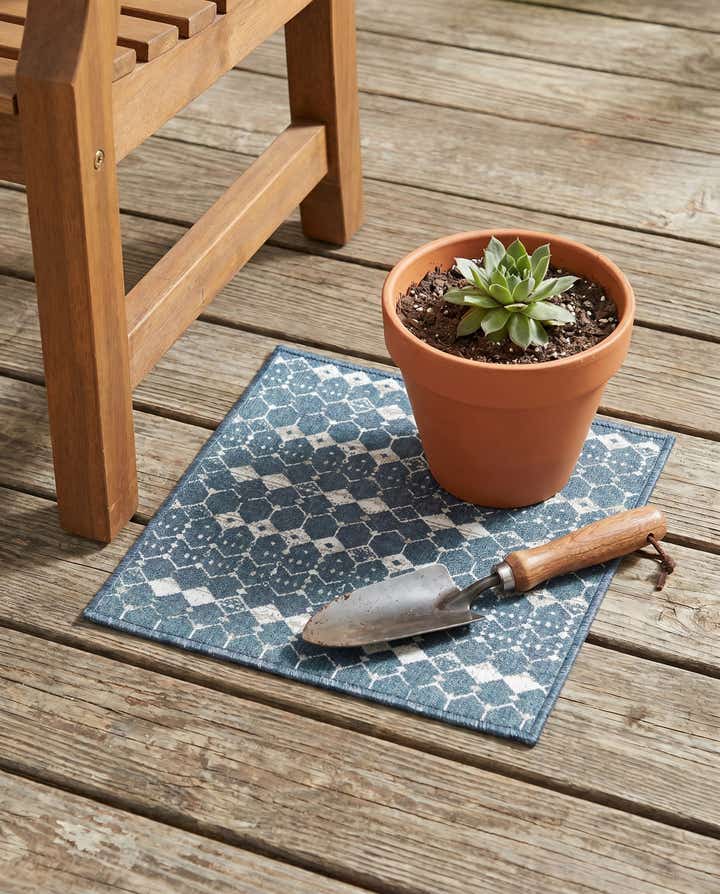 1' 3 x 1' 3 Easy-Clean Trellis Indoor / Outdoor Sample Rug