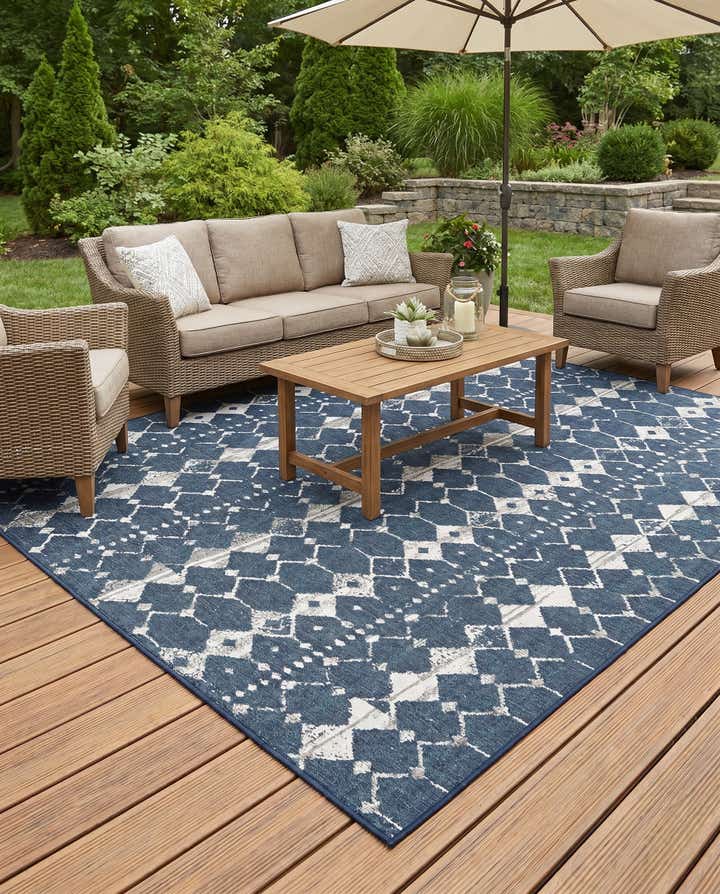 7' 10 x 7' 10 Easy-Clean Trellis Indoor / Outdoor Square Rug