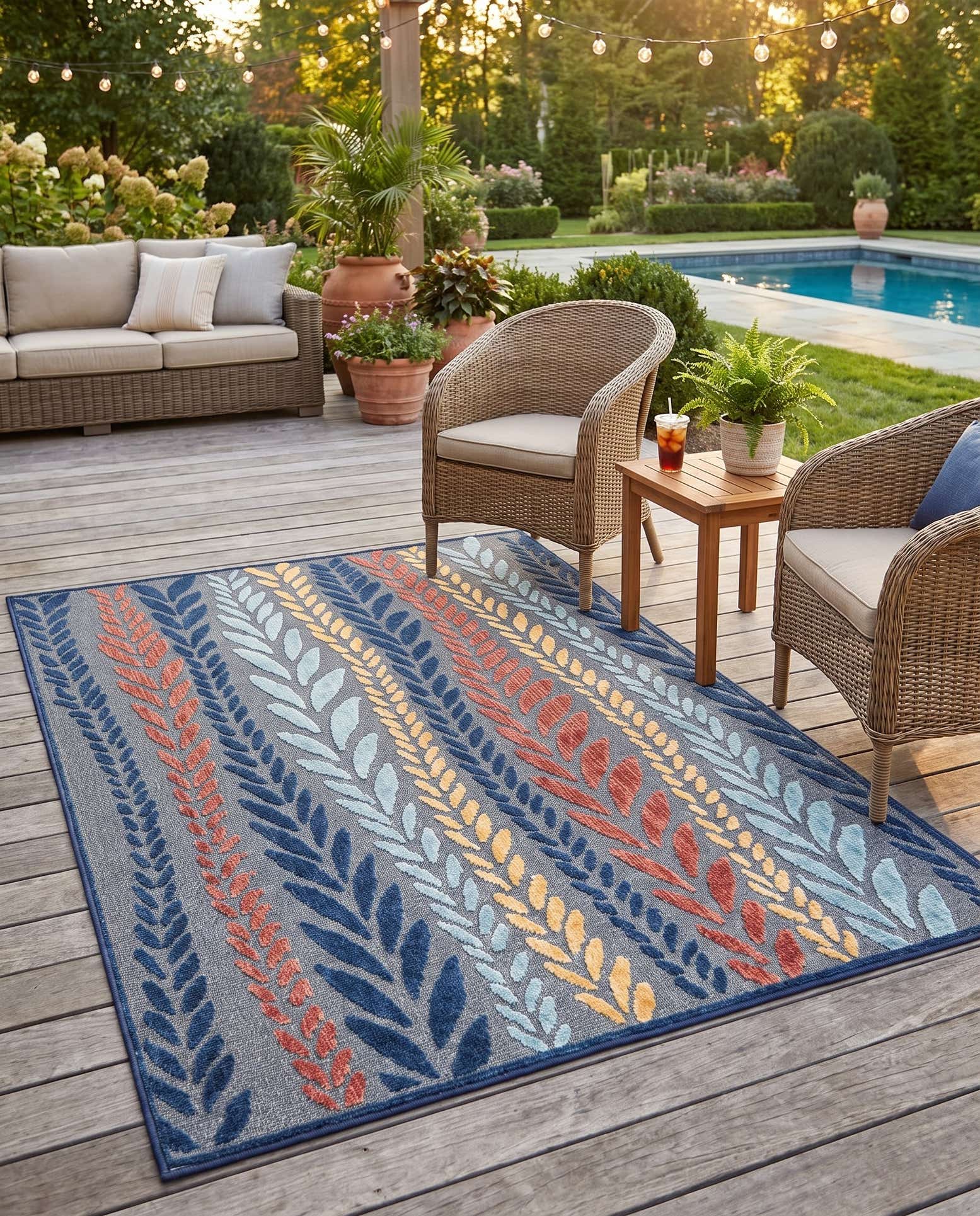 5' x 7' 7 Easy-Clean Indoor / Outdoor Rug