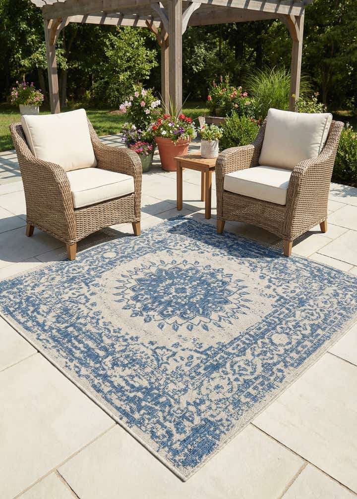 5' 3 x 5' 3 Easy-Clean Traditional Indoor / Outdoor Square Rug