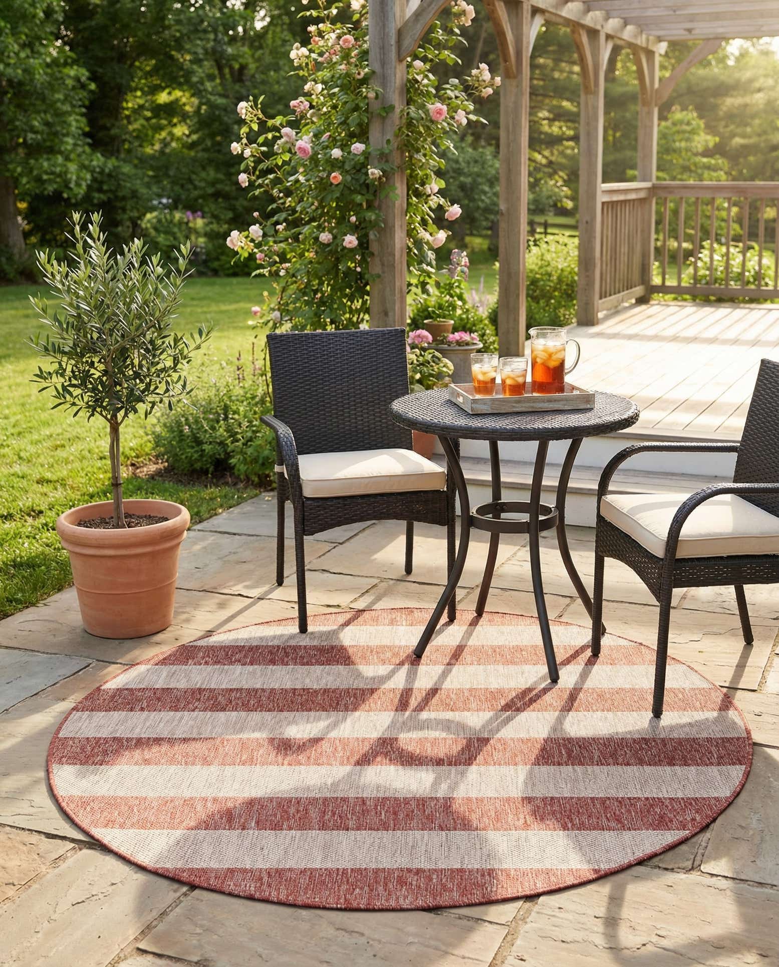 6' x 6' Easy-Clean Ribbon Indoor / Outdoor Round Rug