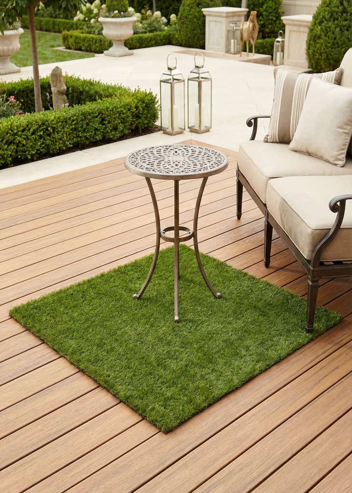 4' x 4' Easy-Clean Grass Indoor / Outdoor Square Rug