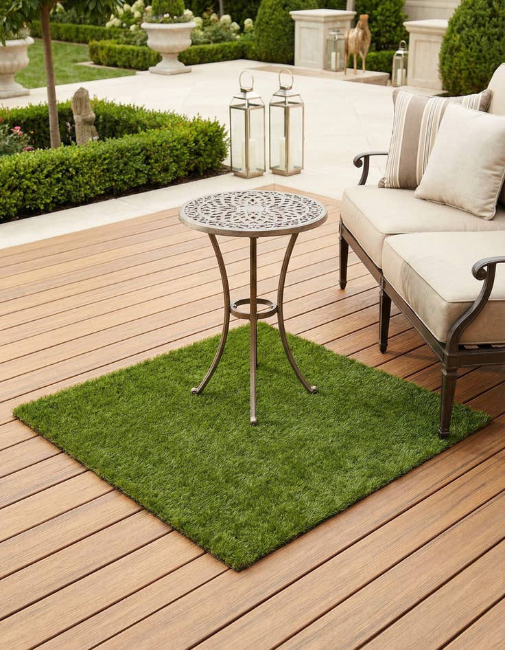 Detail image of 4' x 4' Easy-Clean Grass Indoor / Outdoor Square Rug