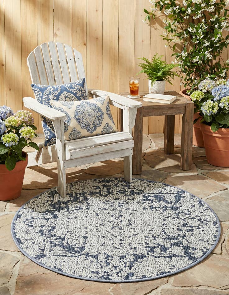 Detail image of 3' 1 x 3' 1  Washable Traditional Indoor / Outdoor Round Rug