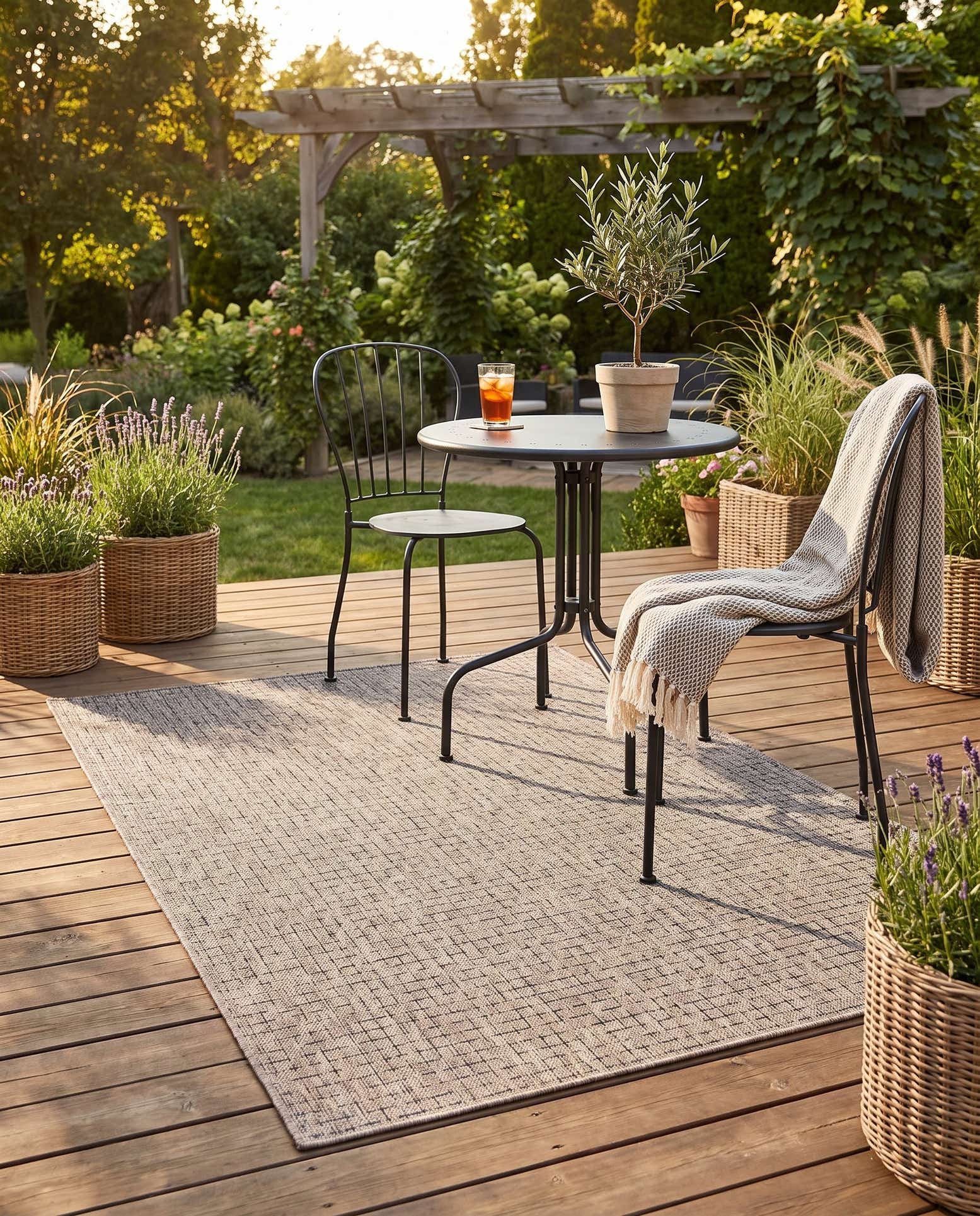 4' x 6' Easy-Clean Checkered Indoor / Outdoor Rug