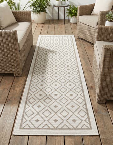 2' x 6' Easy-Clean Lattice Indoor / Outdoor Runner Rug