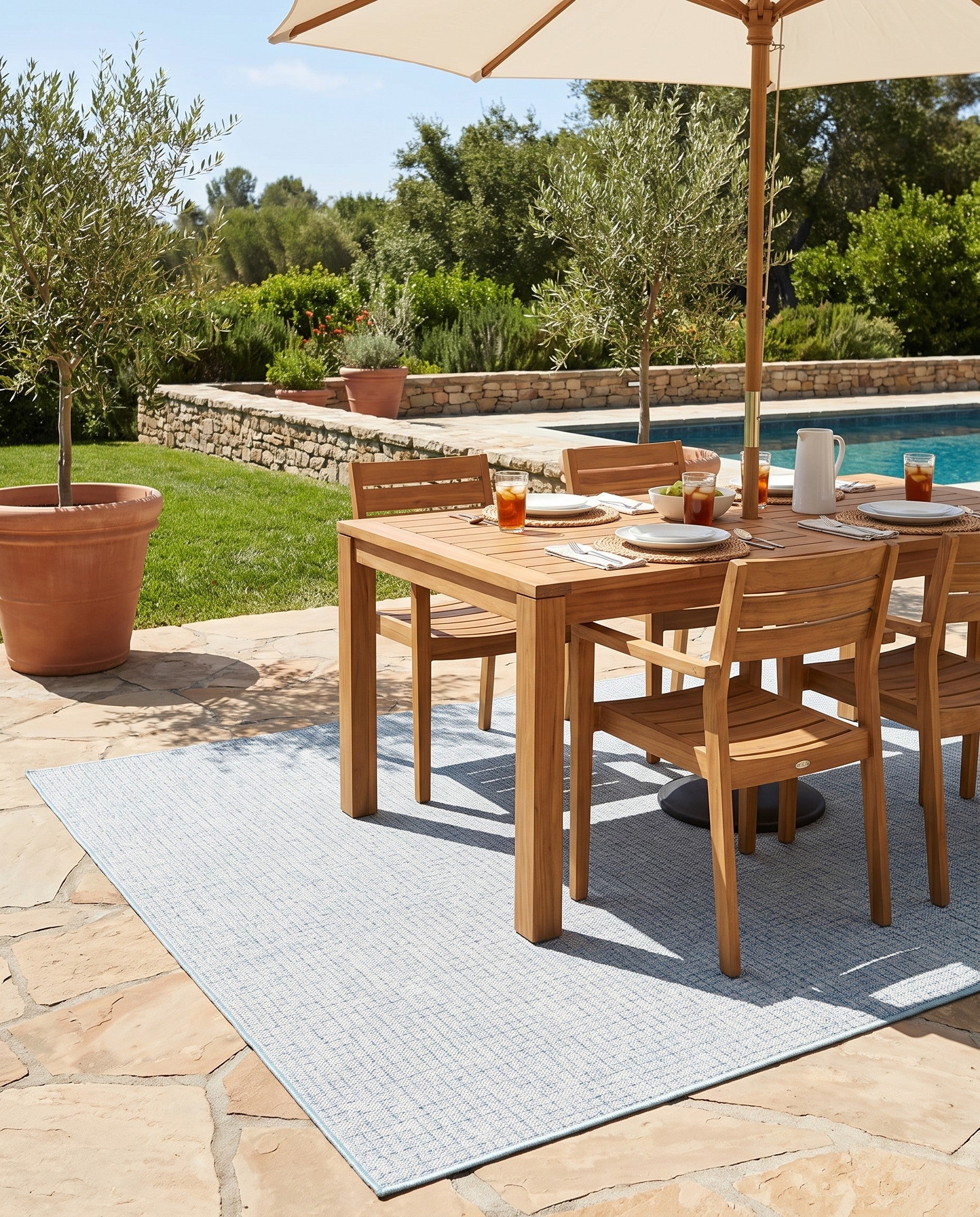 6' x 9' Easy-Clean Checkered Indoor / Outdoor Rug