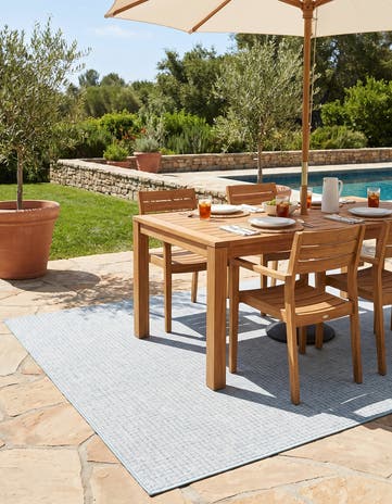 6' x 9' Easy-Clean Checkered Indoor / Outdoor Rug