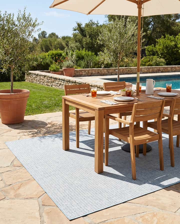6' x 9' Easy-Clean Checkered Indoor / Outdoor Rug