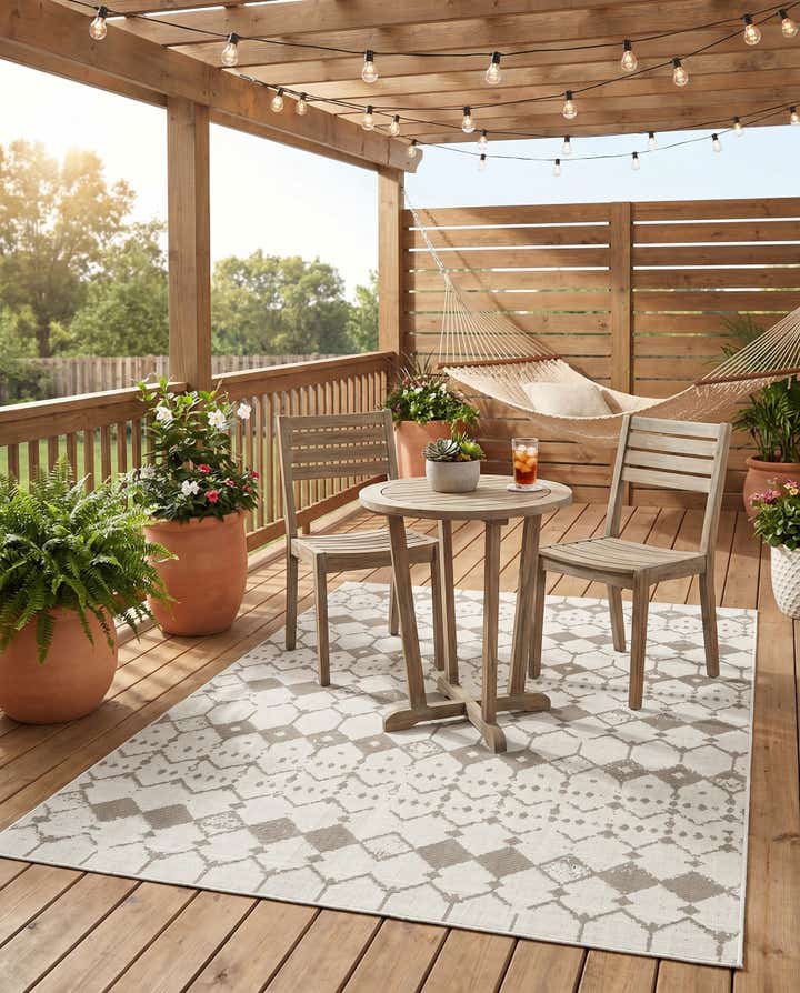 5' 3 x 8' Easy-Clean Trellis Indoor / Outdoor Rug