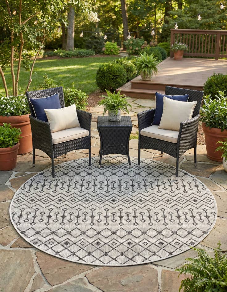 Detail image of 5' 3 x 5' 3 Easy-Clean Lattice Indoor / Outdoor Round Rug