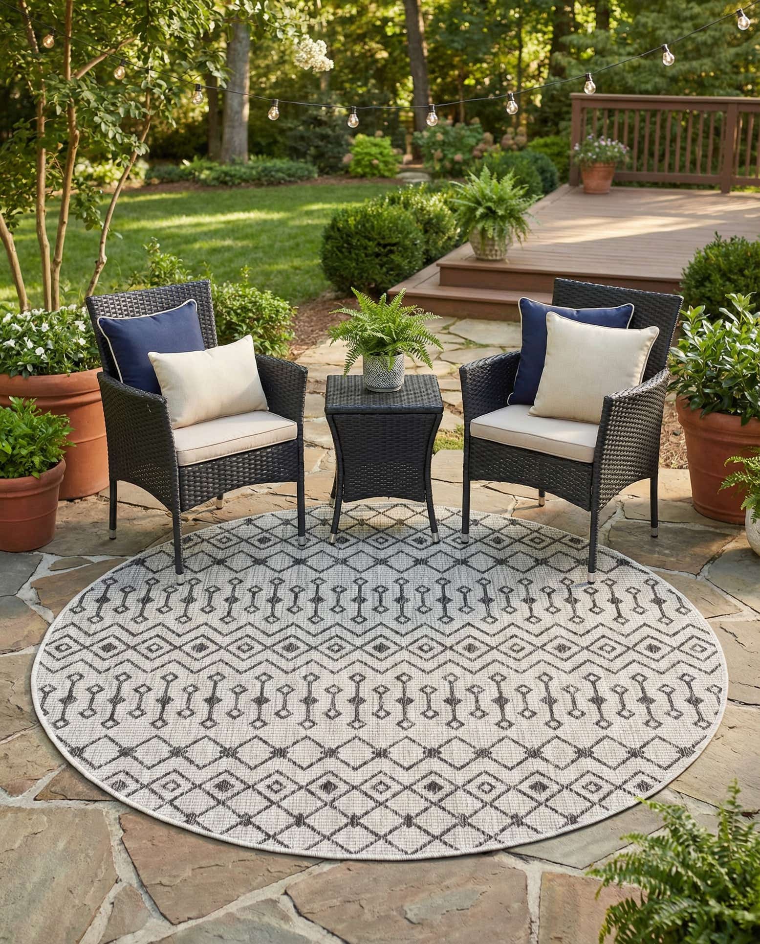 5' 3 x 5' 3 Easy-Clean Lattice Indoor / Outdoor Round Rug