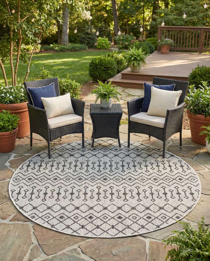 5' 3 x 5' 3 Easy-Clean Lattice Indoor / Outdoor Round Rug