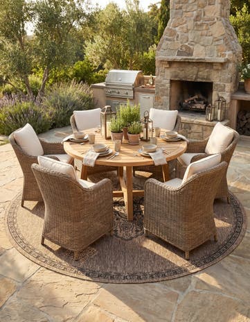 12' x 12' Easy-Clean Traditional Indoor / Outdoor Round Rug