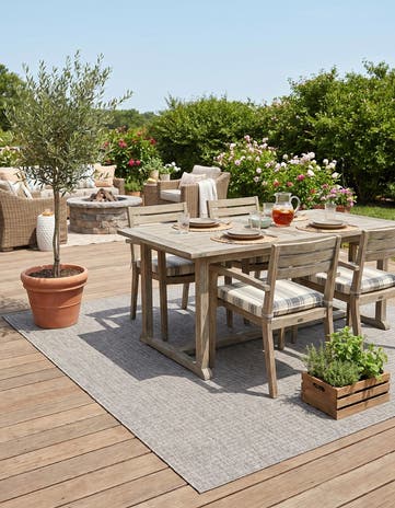 5' 3 x 8' Easy-Clean Checkered Indoor / Outdoor Rug