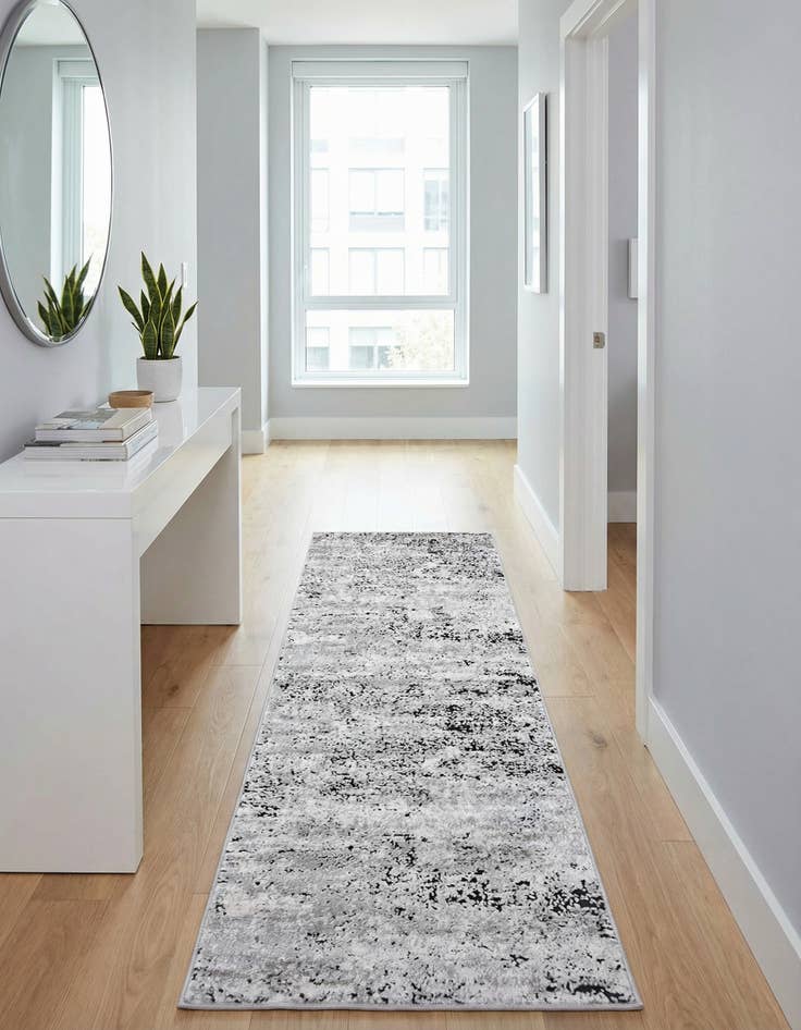 Detail image of 2' 2 x 6' Leipzig Runner Rug