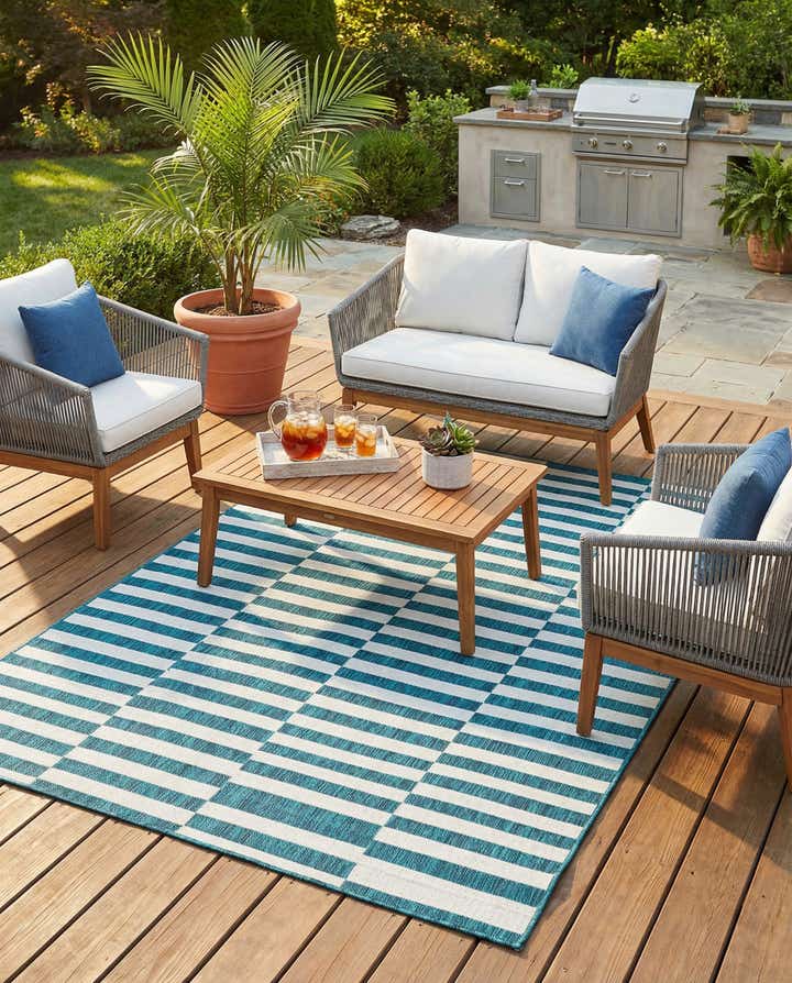 5' 3 x 8' Easy-Clean Striped Indoor / Outdoor Rug