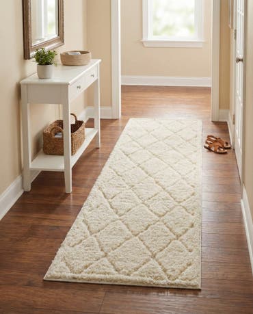  2' x 6' 9 Lattice Shag Runner Rug
