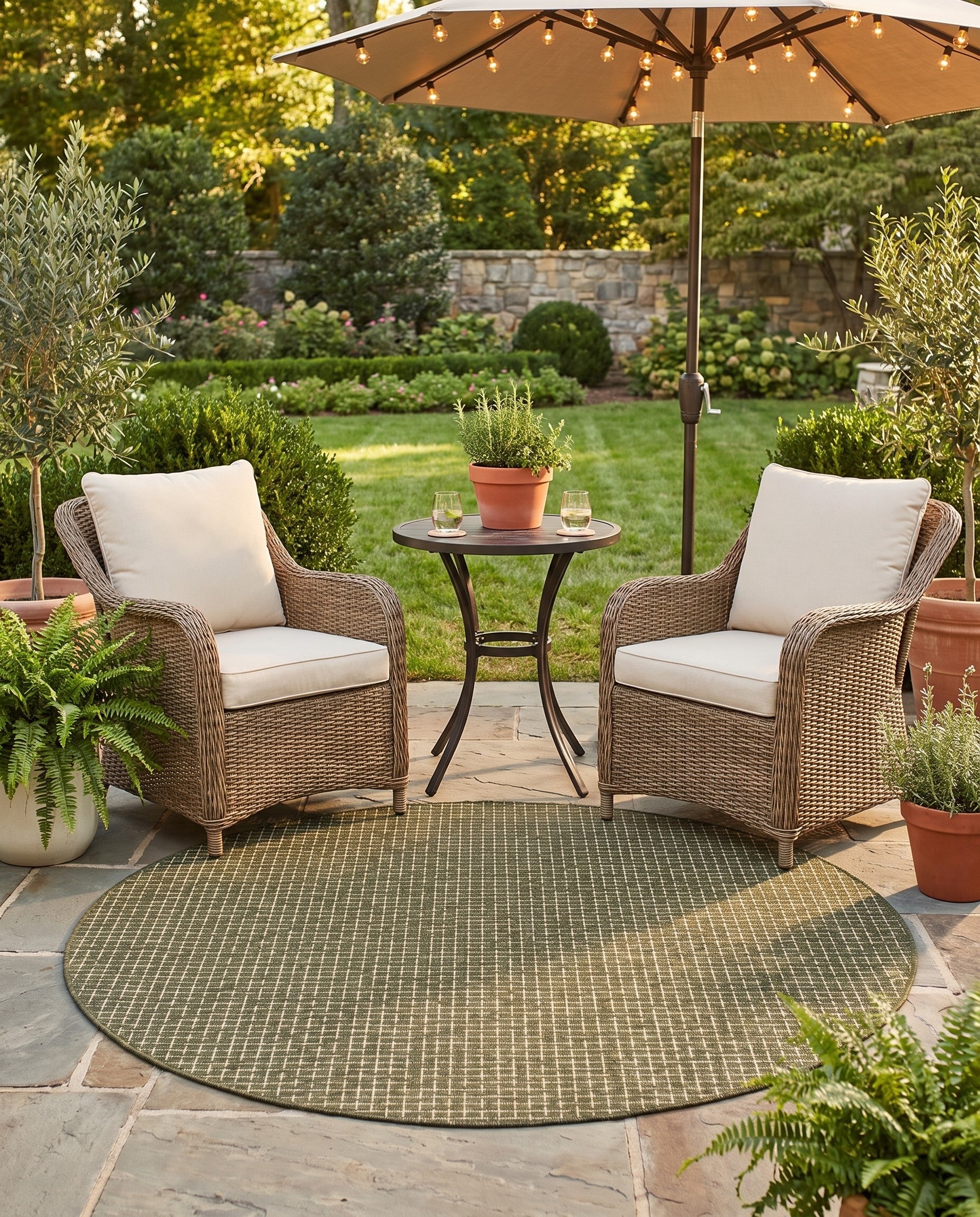 6' x 6' Easy-Clean Checkered Indoor / Outdoor Round Rug