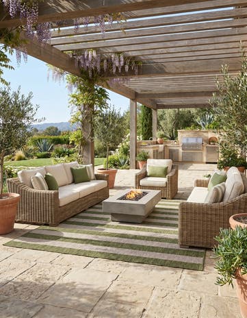 7' x 10' Easy-Clean Ribbon Indoor / Outdoor Rug