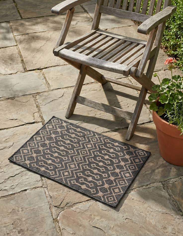 Detail image of 2' x 3' Washable Lattice Indoor / Outdoor Rug