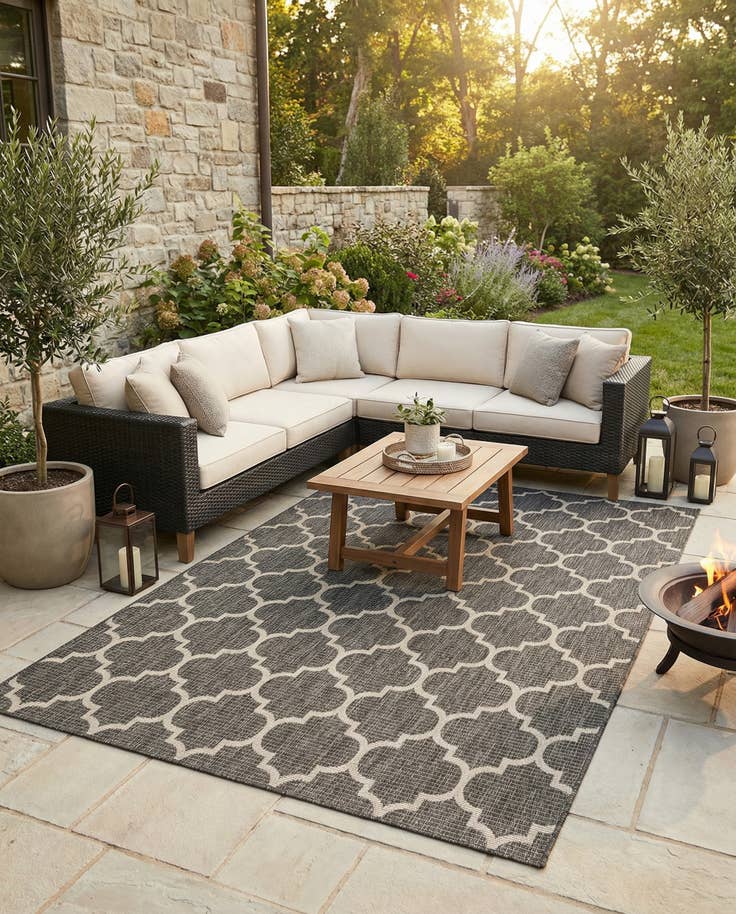 Detail image of 6' x 9' Easy-Clean Lattice Indoor / Outdoor Rug