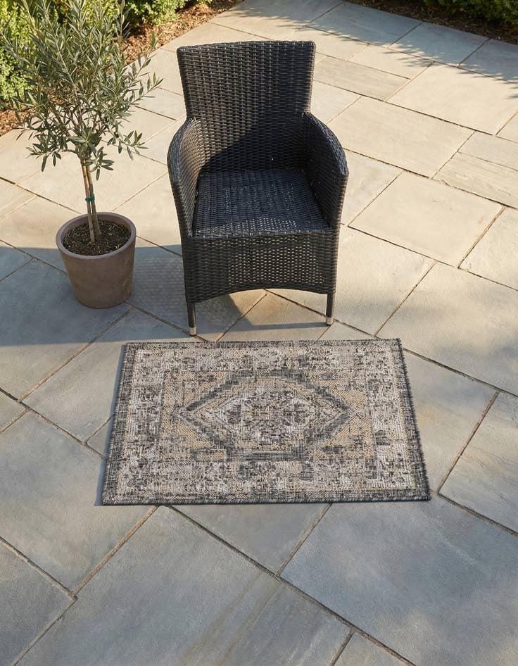 Detail image of 2' x 3'  Washable Traditional Indoor / Outdoor Rug