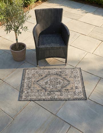 2' x 3' Easy-Clean Traditional Indoor / Outdoor Rug