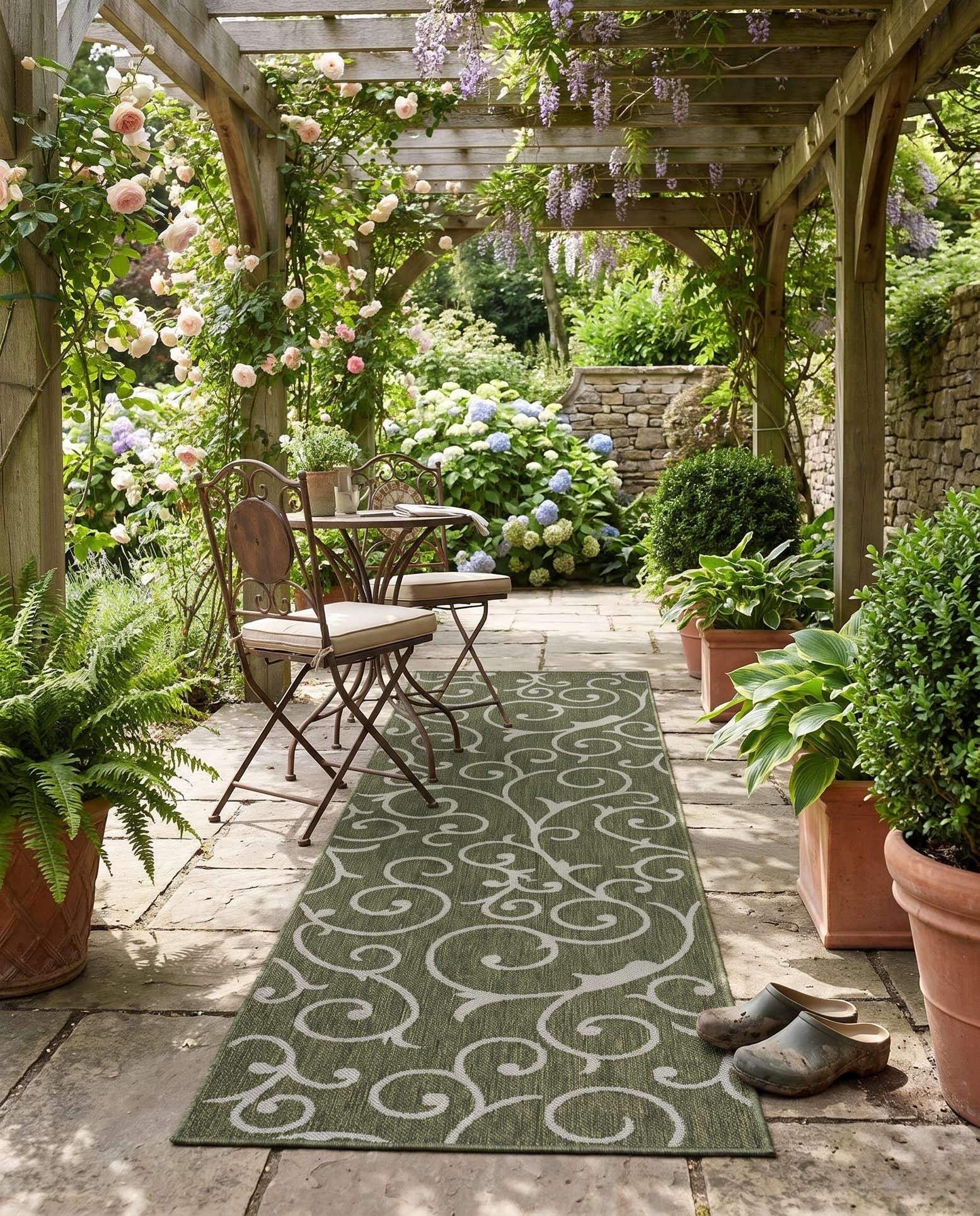 2' 7 x 10' Easy-Clean Botanical Indoor / Outdoor Runner Rug