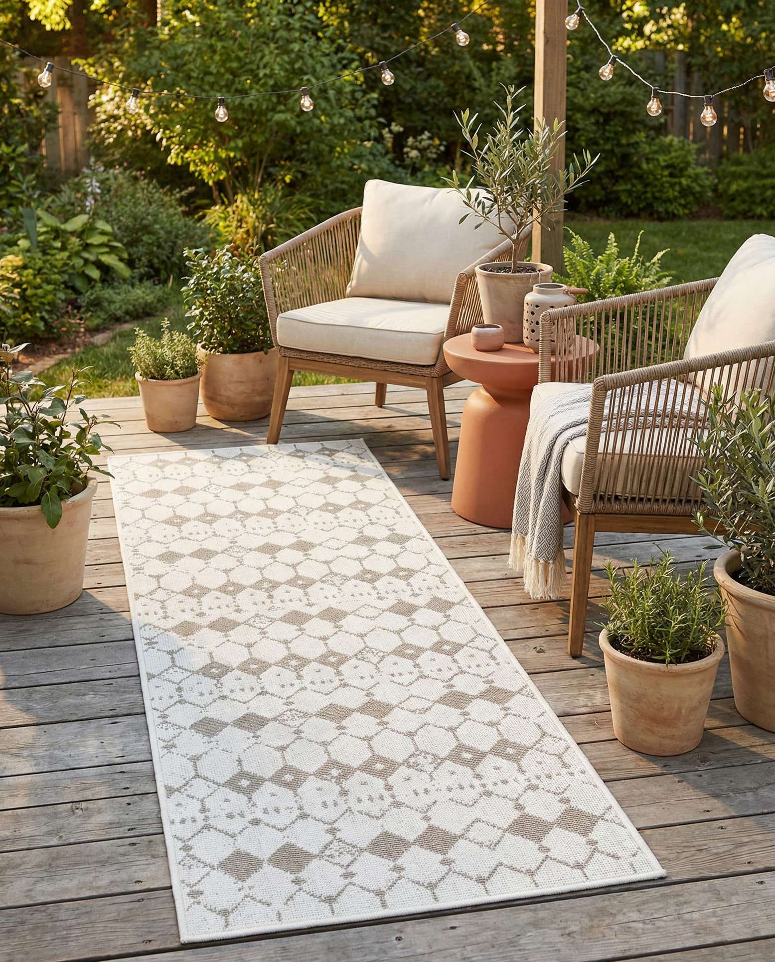 2' x 6' Easy-Clean Lattice Indoor / Outdoor Runner Rug