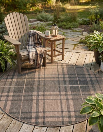 5' 3 x 5' 3 Easy-Clean Checkered Indoor / Outdoor Round Rug